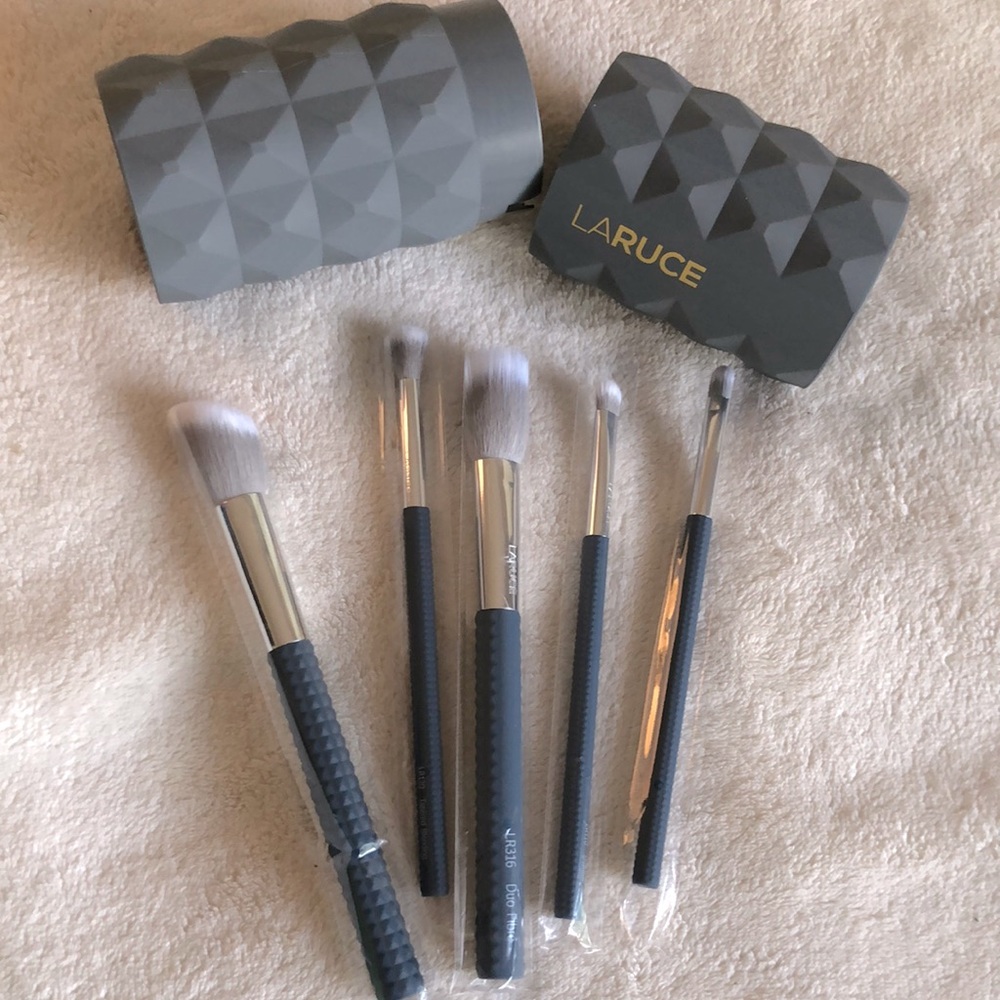 Laruce Beauty ❤️NEW❤️ Travel Makeup Brushes with hard travel case.